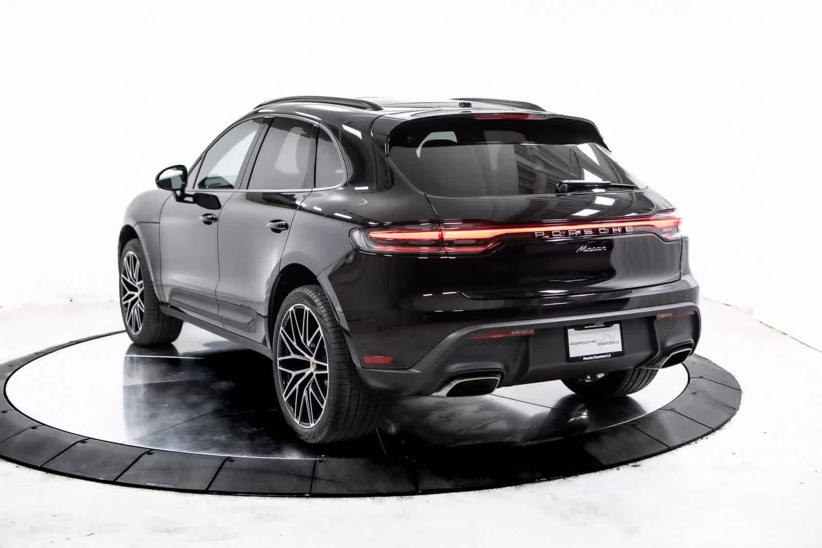 2025 Porsche Macan Base photo 3