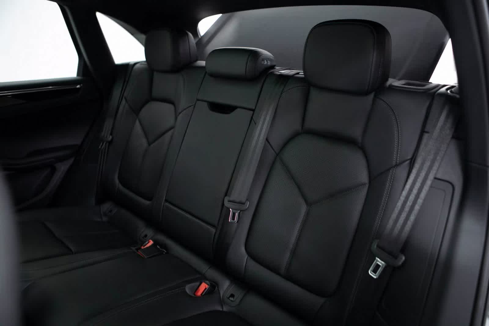 Thumbnail: 2025 Porsche Macan - 30