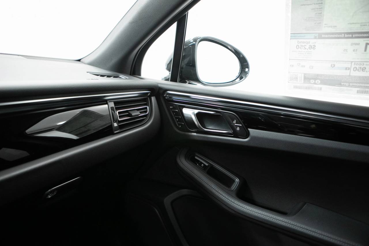 Thumbnail: 2026 Porsche Macan - 31