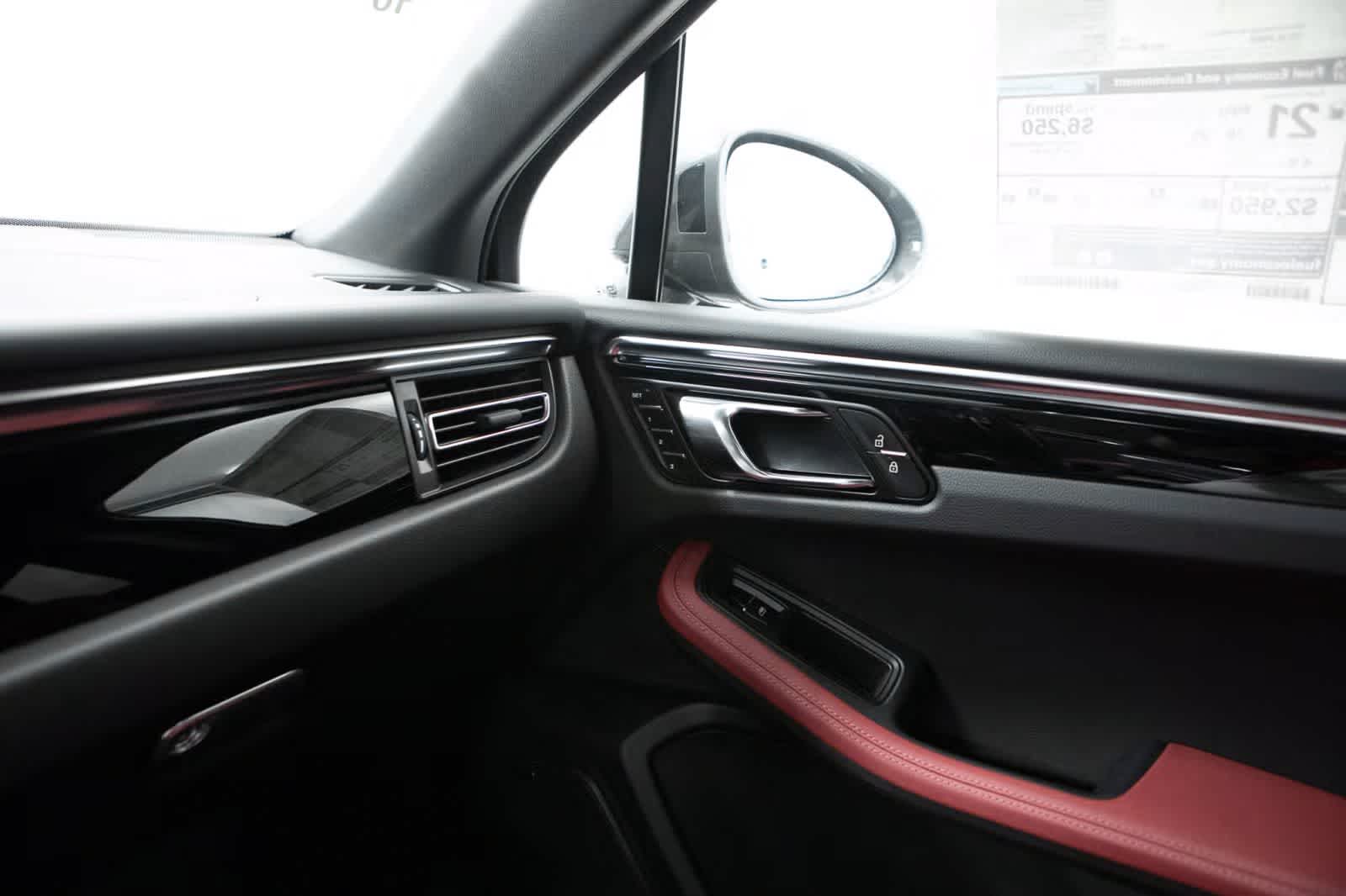 Thumbnail: 2026 Porsche Macan - 32