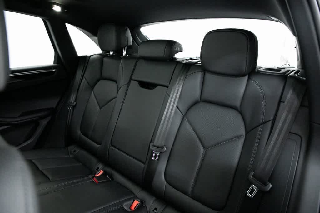 Thumbnail: 2025 Porsche Macan - 31