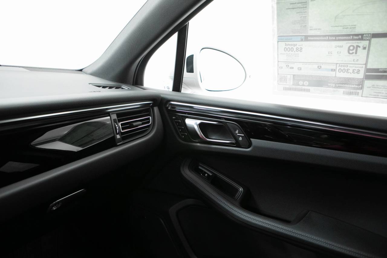 Thumbnail: 2026 Porsche Macan - 31
