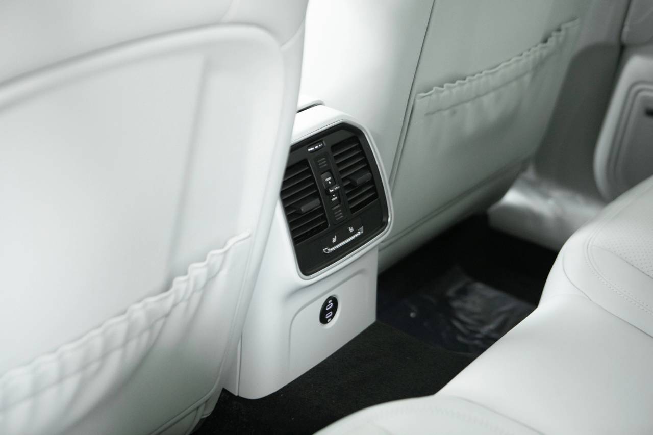 Thumbnail: 2026 Porsche Macan - 36