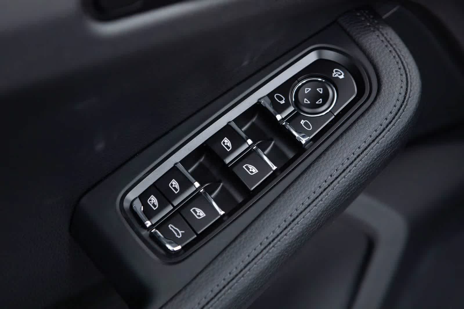 Thumbnail: 2026 Porsche Macan - 25