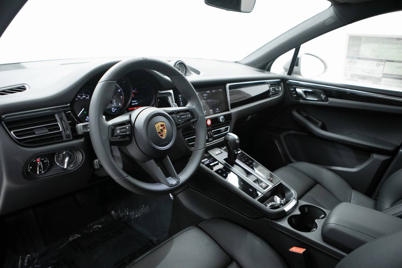 Thumbnail: 2026 Porsche Macan - 4