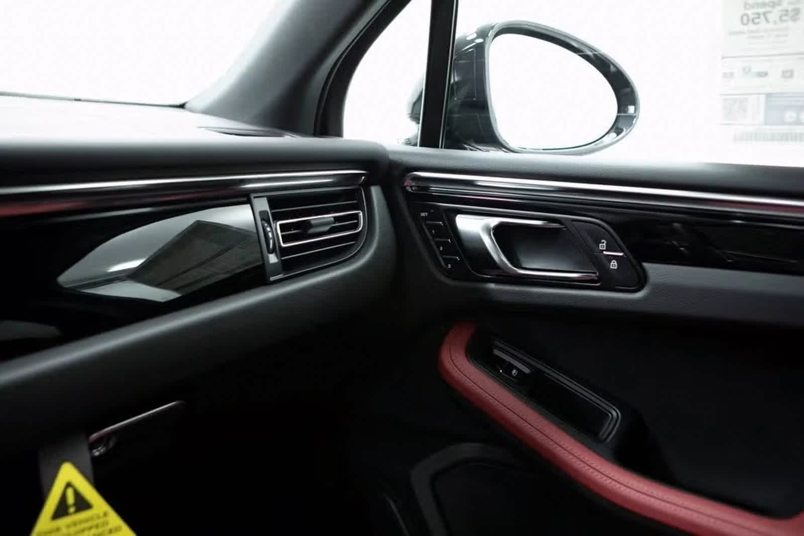 Thumbnail: 2025 Porsche Macan - 24