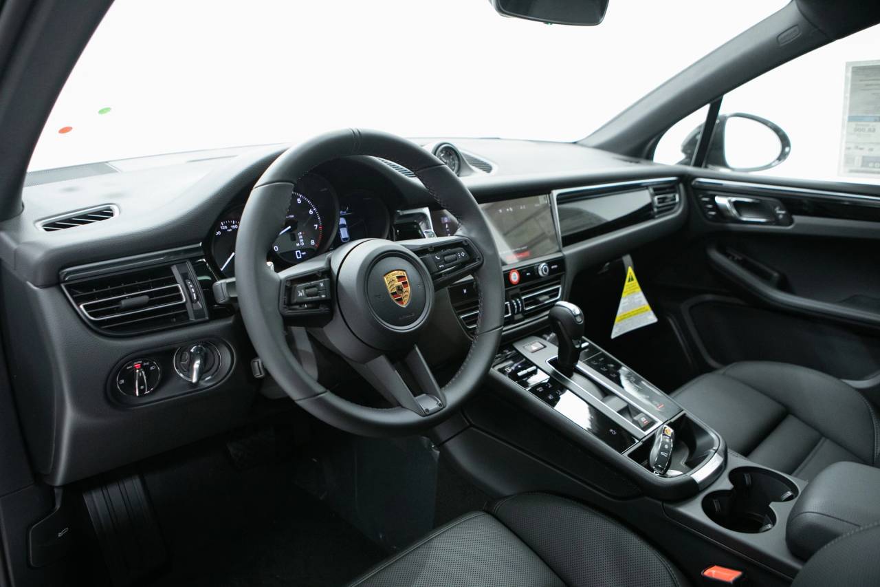 2026 Porsche Macan S photo 4