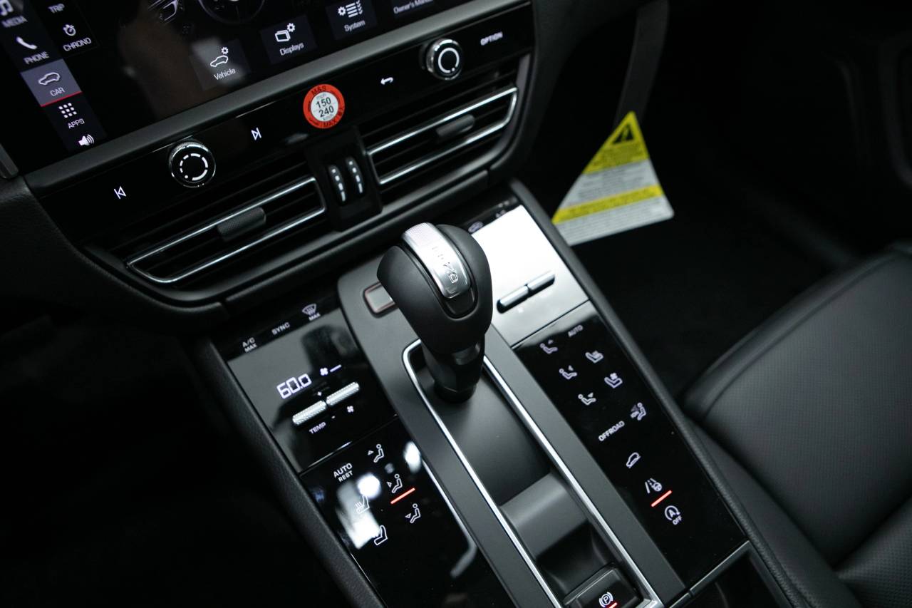 Thumbnail: 2026 Porsche Macan - 28