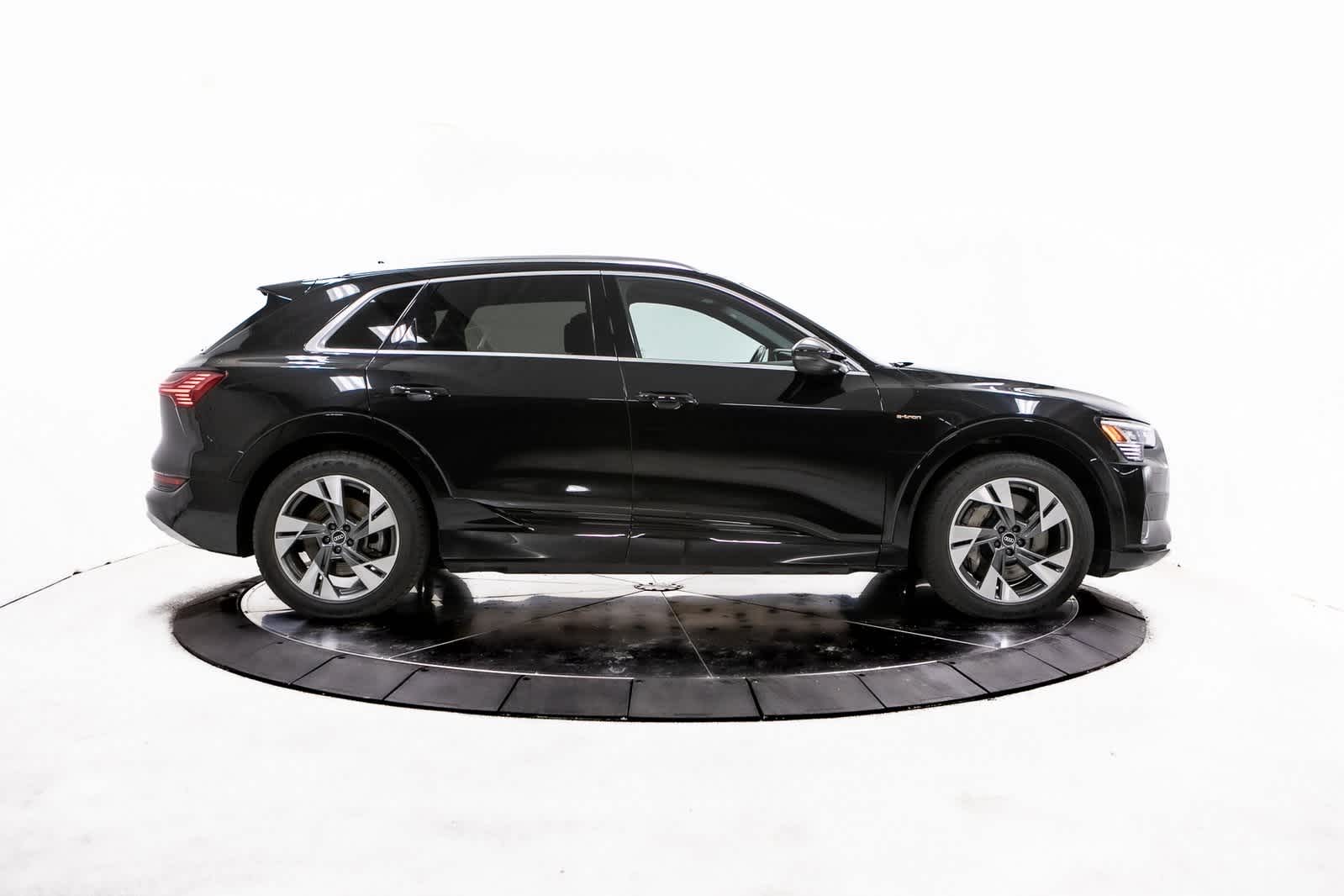 Thumbnail: 2022 Audi e-tron - 8