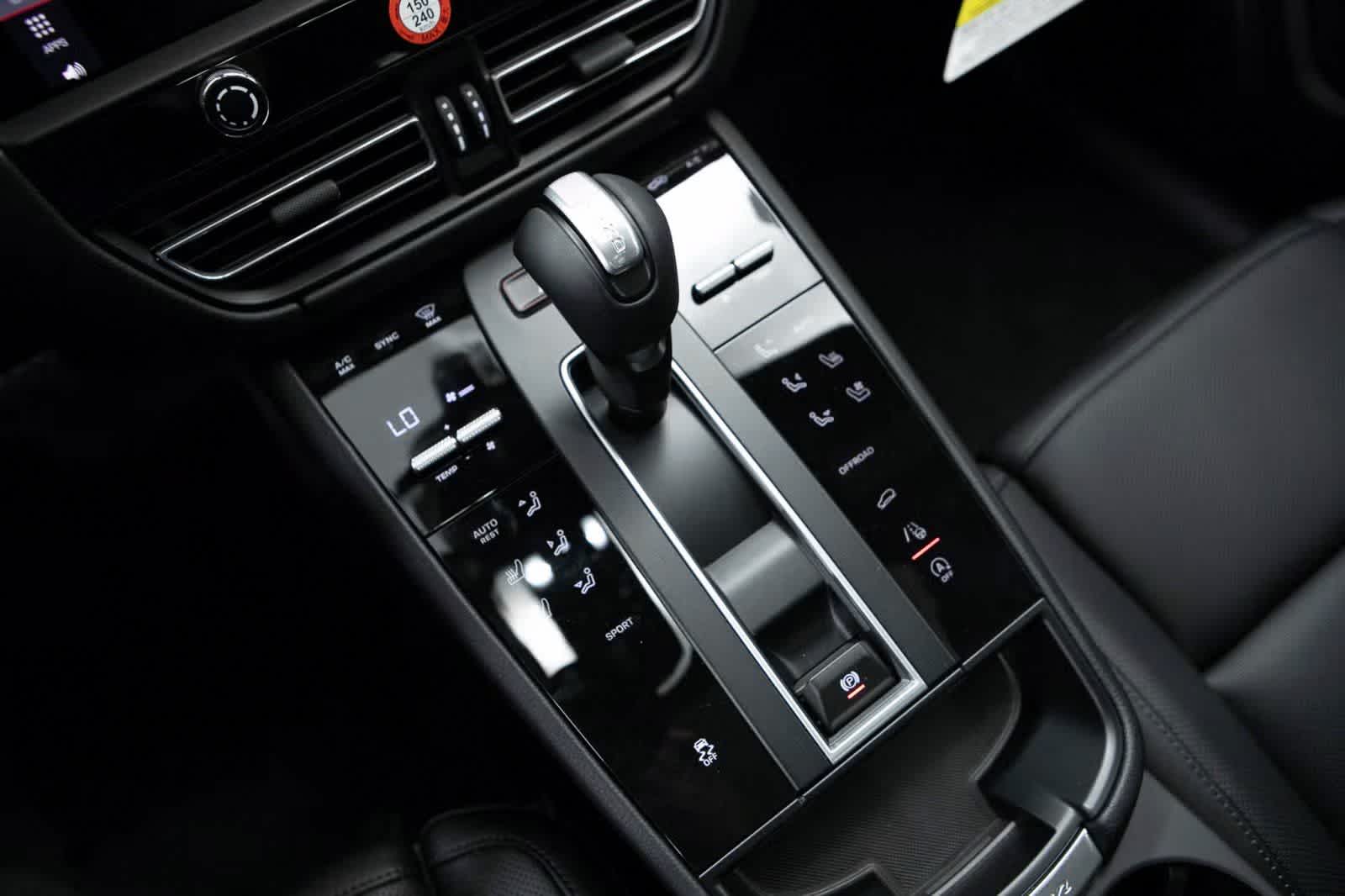 Thumbnail: 2026 Porsche Macan - 22