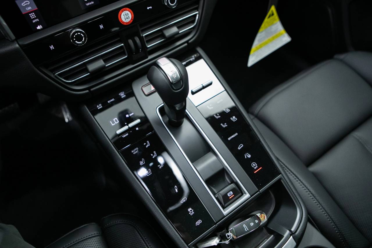 Thumbnail: 2026 Porsche Macan - 27