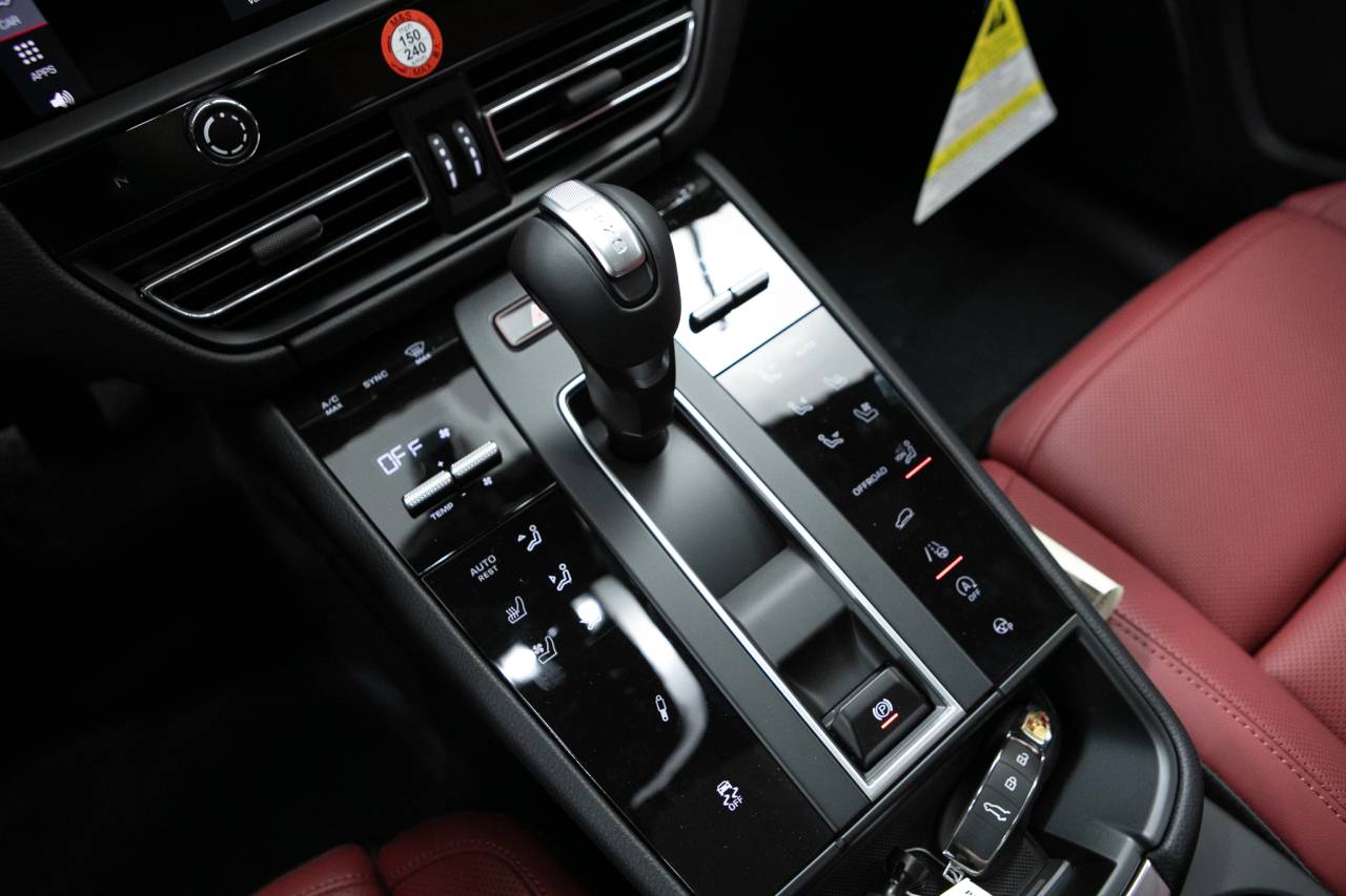 Thumbnail: 2026 Porsche Macan - 28