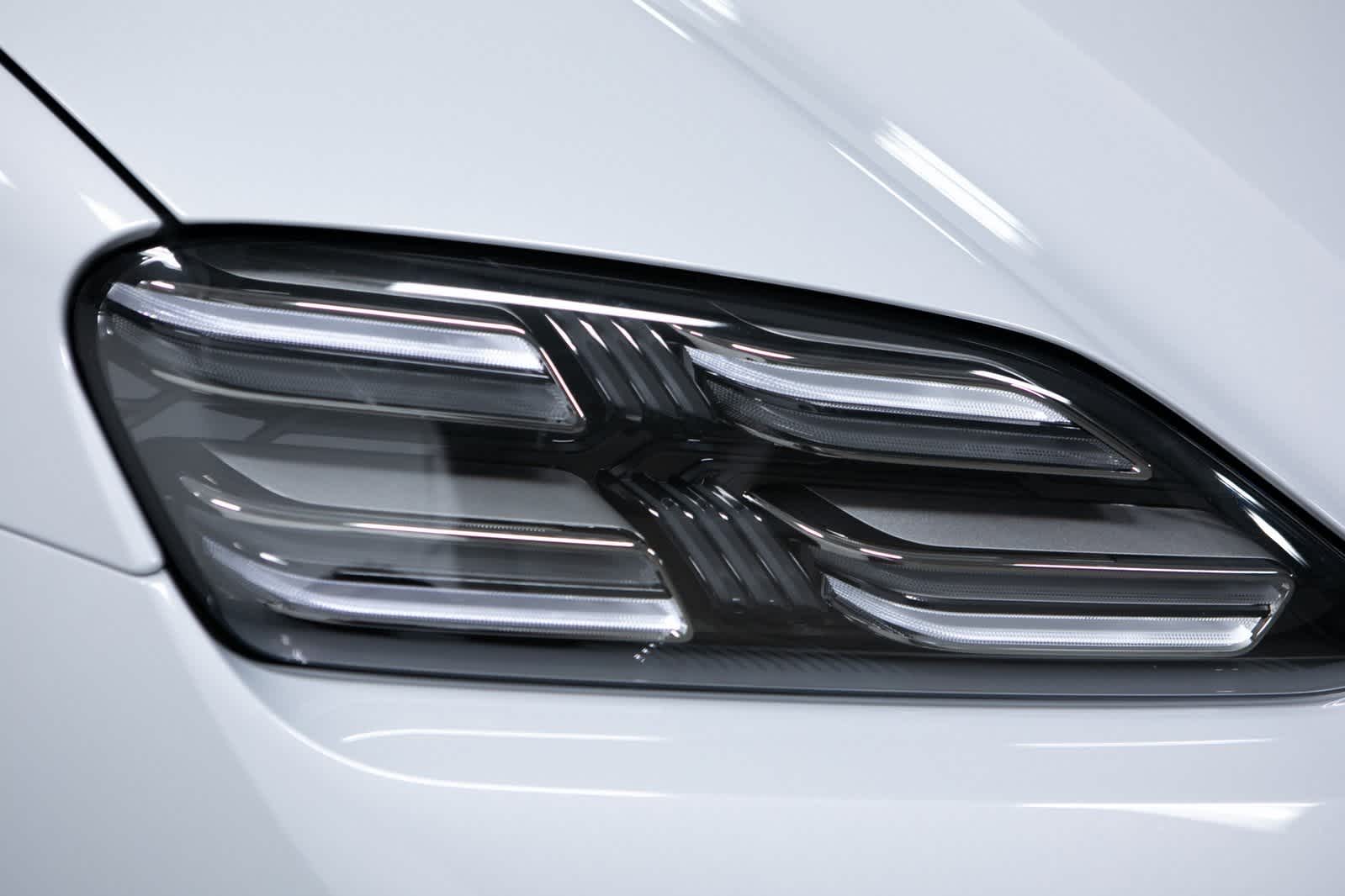 Thumbnail: 2025 Porsche Macan - 32