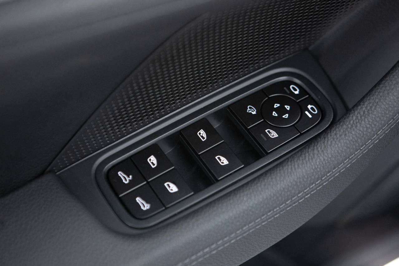 Thumbnail: 2026 Porsche Panamera - 25