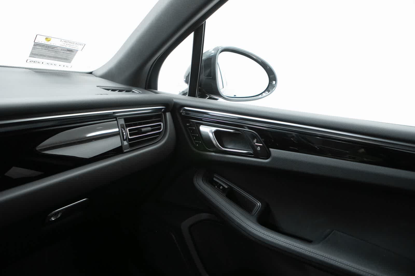 Thumbnail: 2026 Porsche Macan - 31