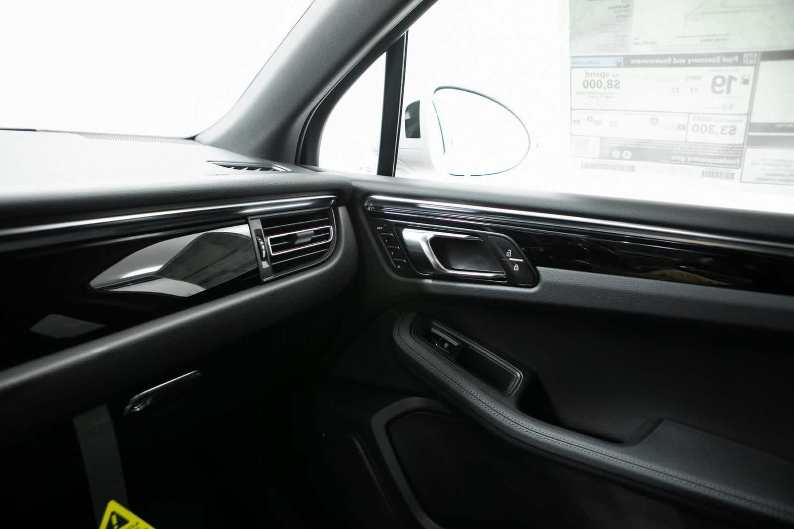 Thumbnail: 2025 Porsche Macan - 24