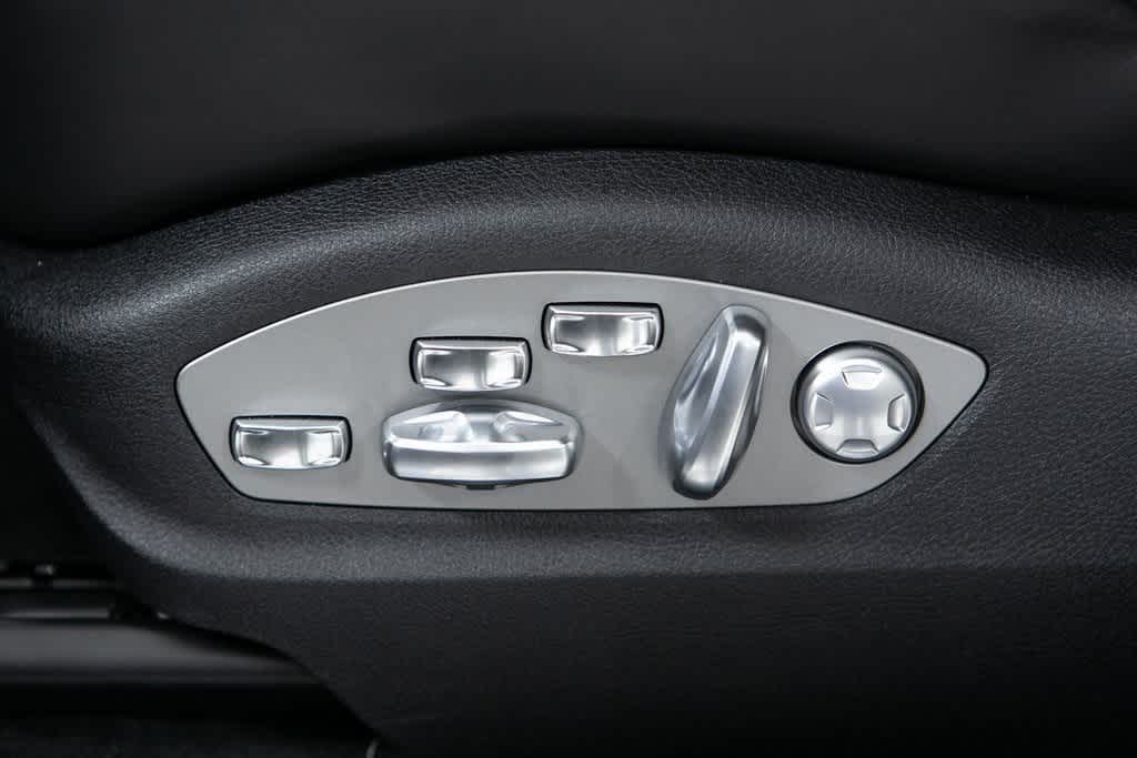 Thumbnail: 2025 Porsche Macan - 21