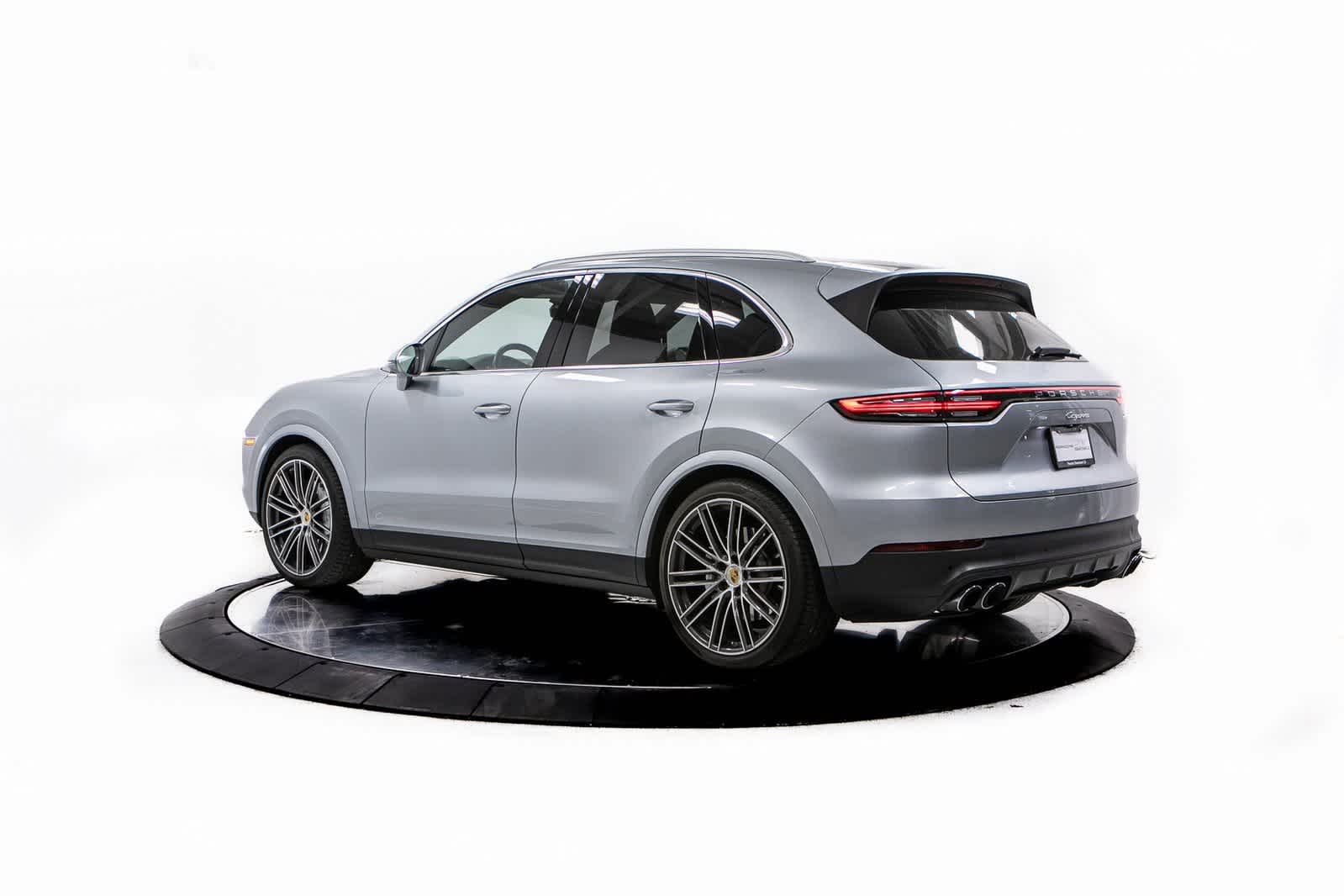 2022 Porsche Cayenne Base photo 3
