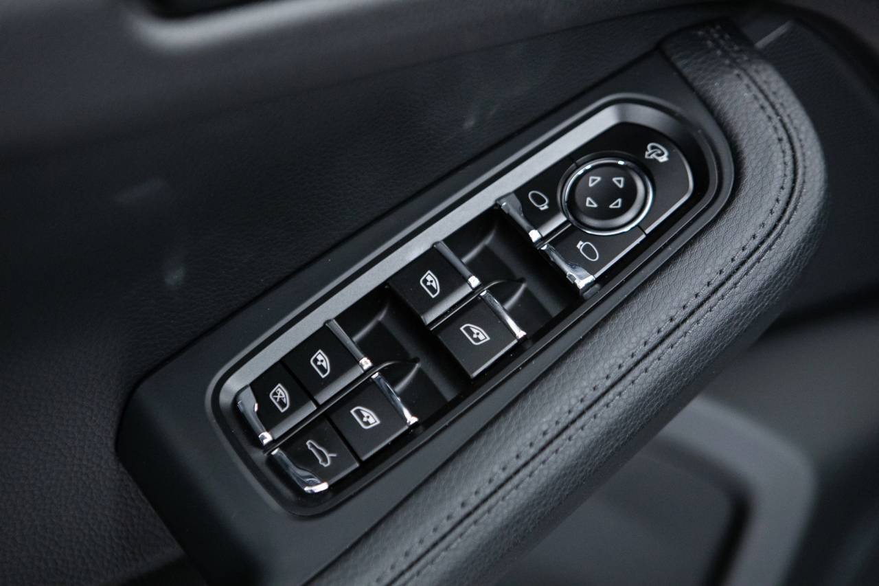 Thumbnail: 2026 Porsche Macan - 26