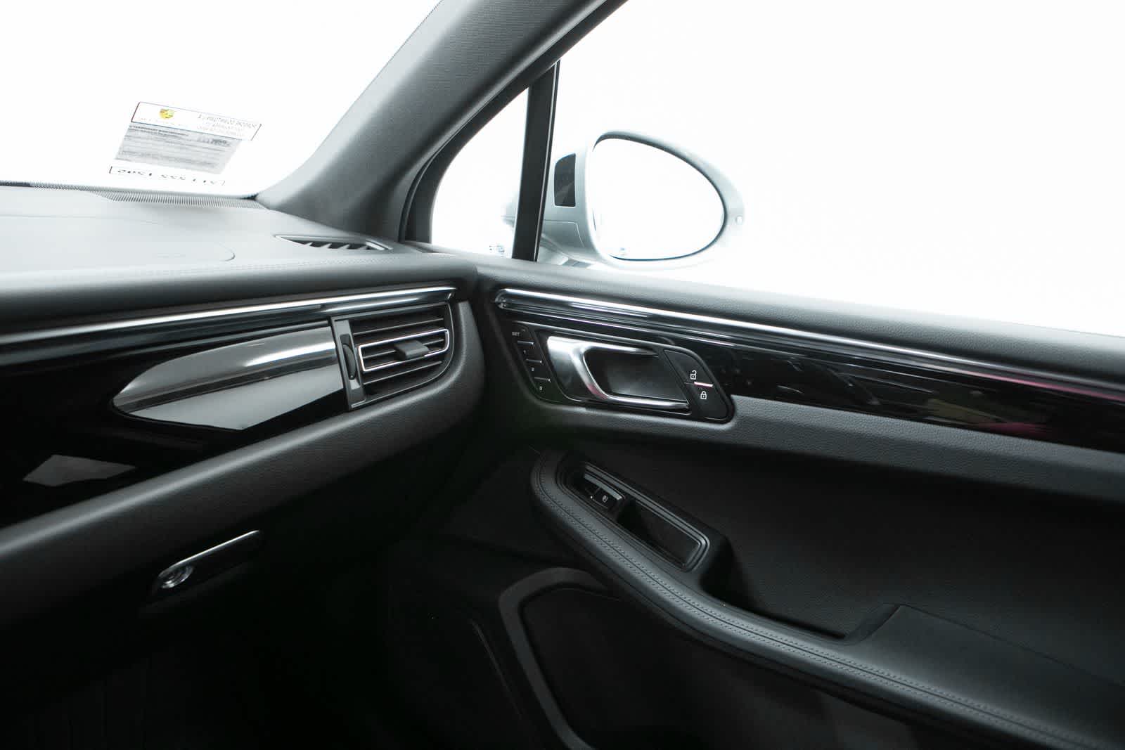 Thumbnail: 2026 Porsche Macan - 30