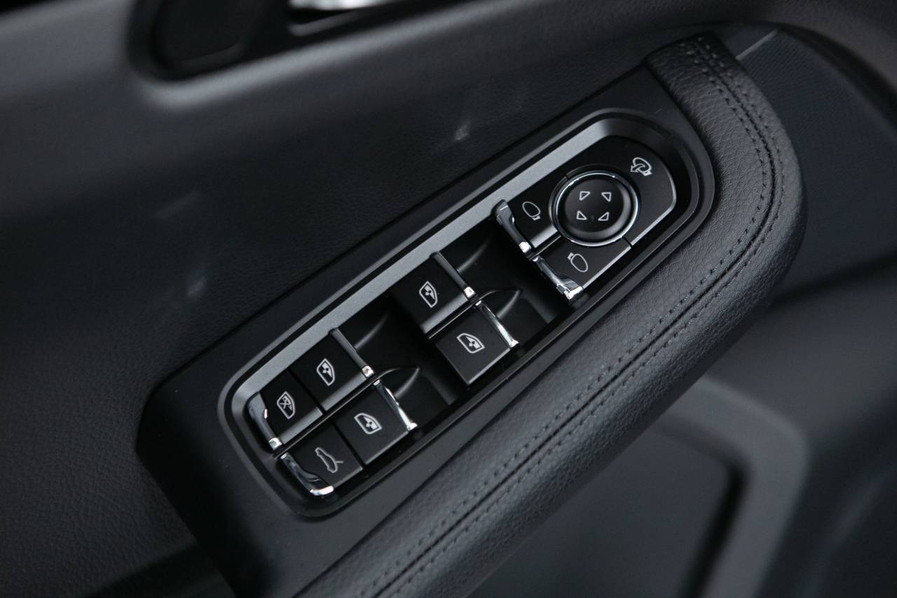 Thumbnail: 2026 Porsche Macan - 26