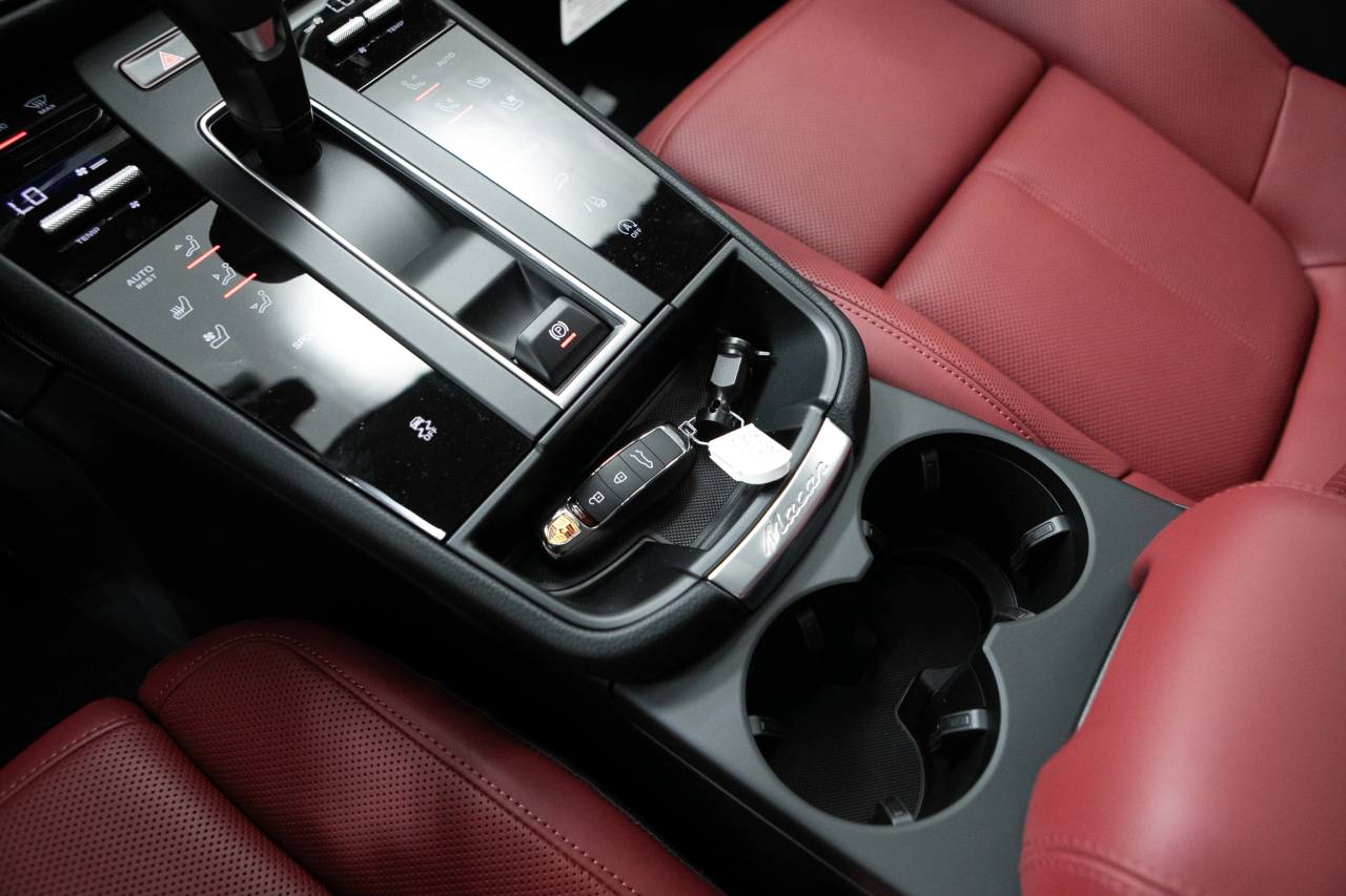 Thumbnail: 2026 Porsche Macan - 32