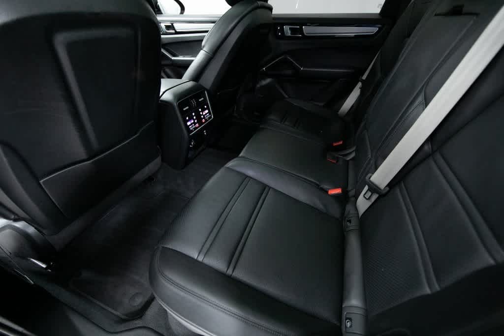 Thumbnail: 2022 Porsche Cayenne - 25