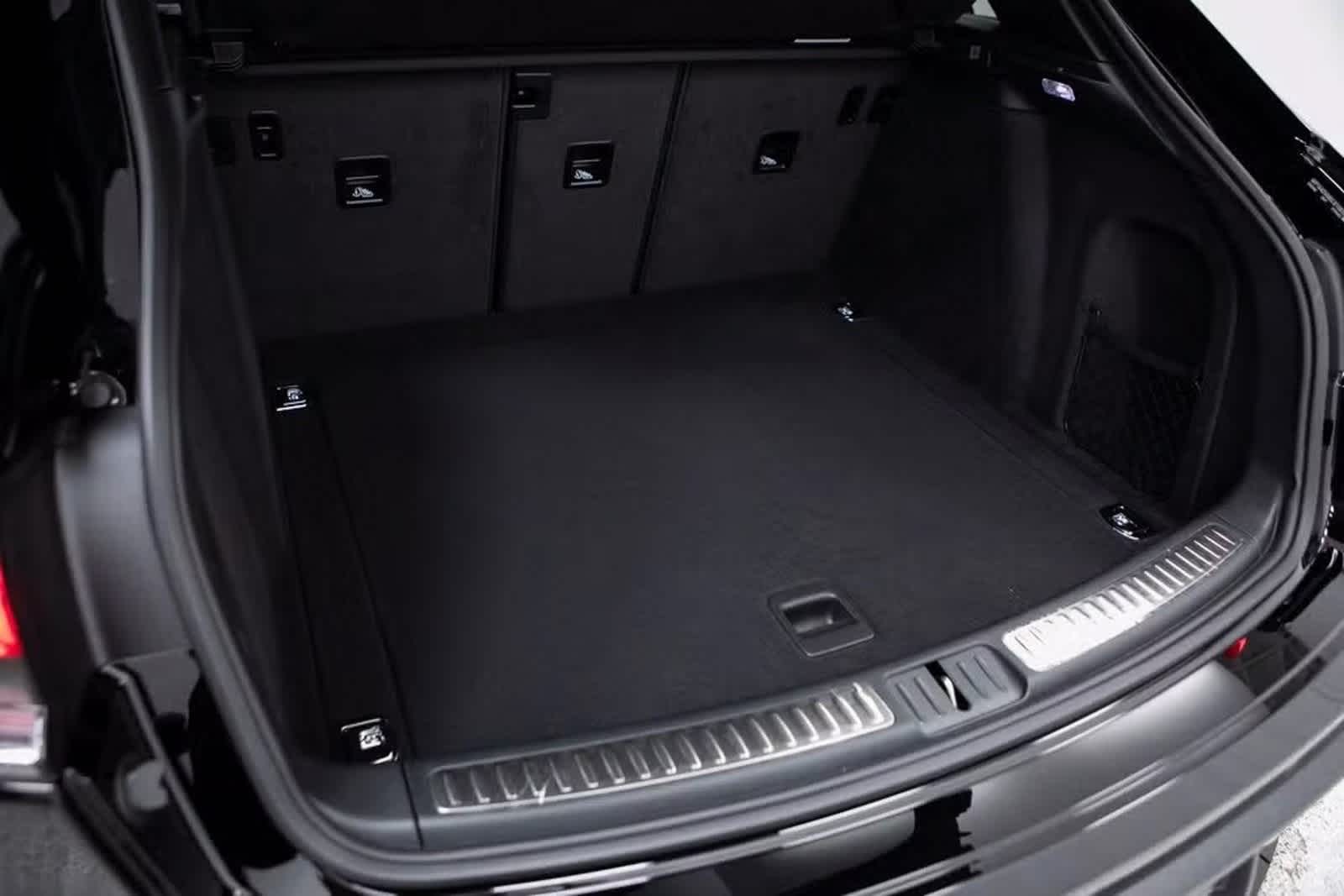 Thumbnail: 2025 Porsche Macan - 31