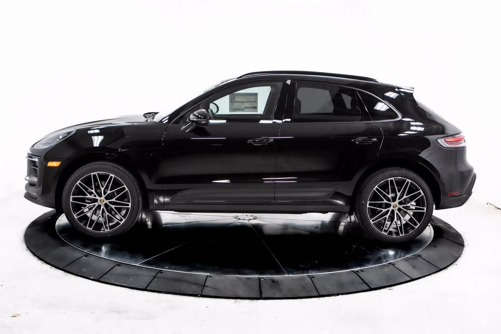 2025 Porsche Macan Base photo 2