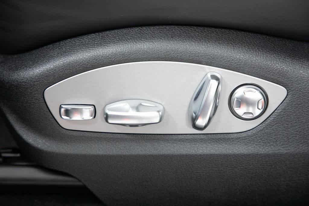 Thumbnail: 2025 Porsche Macan - 17
