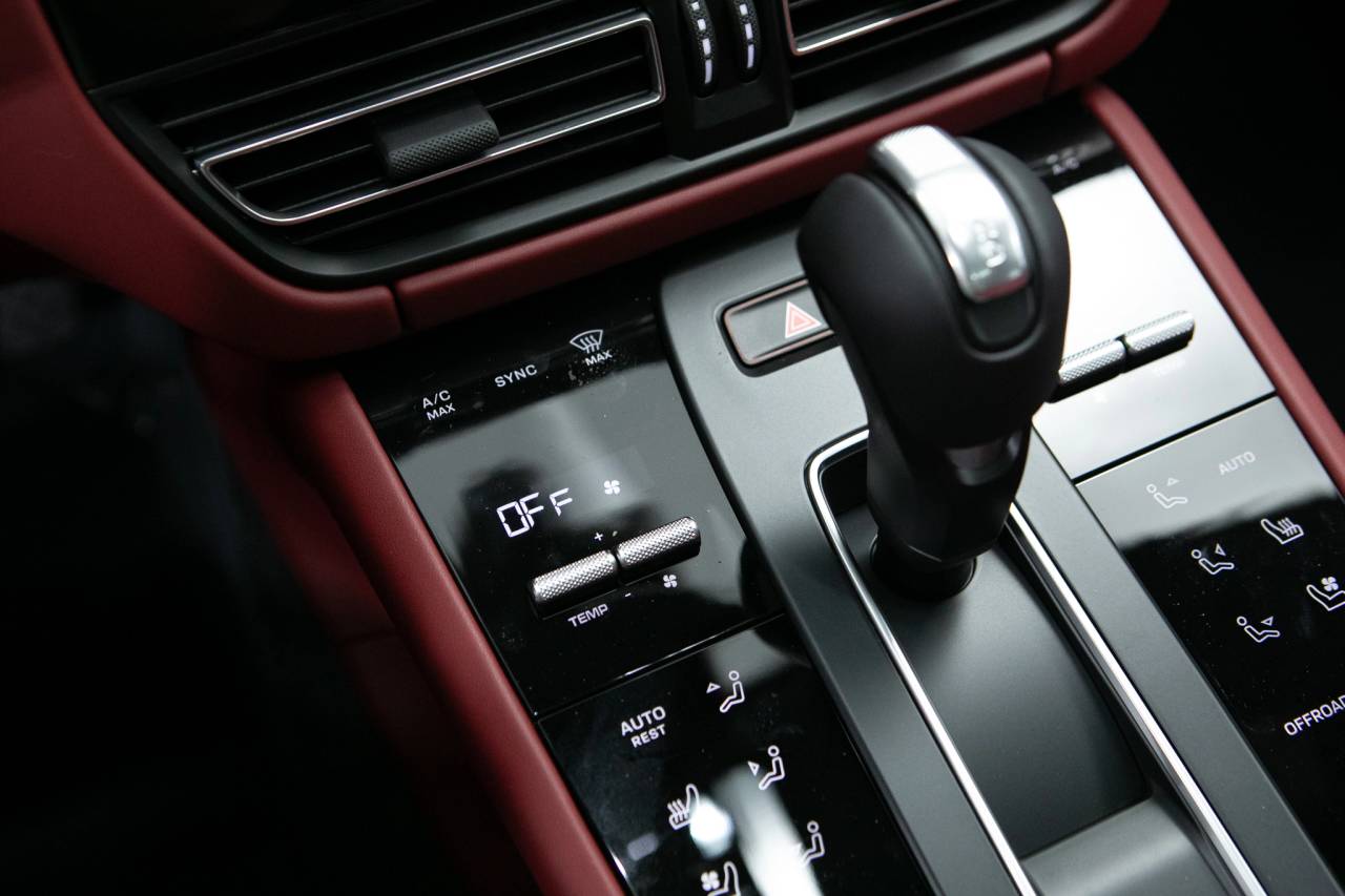 Thumbnail: 2026 Porsche Macan - 27