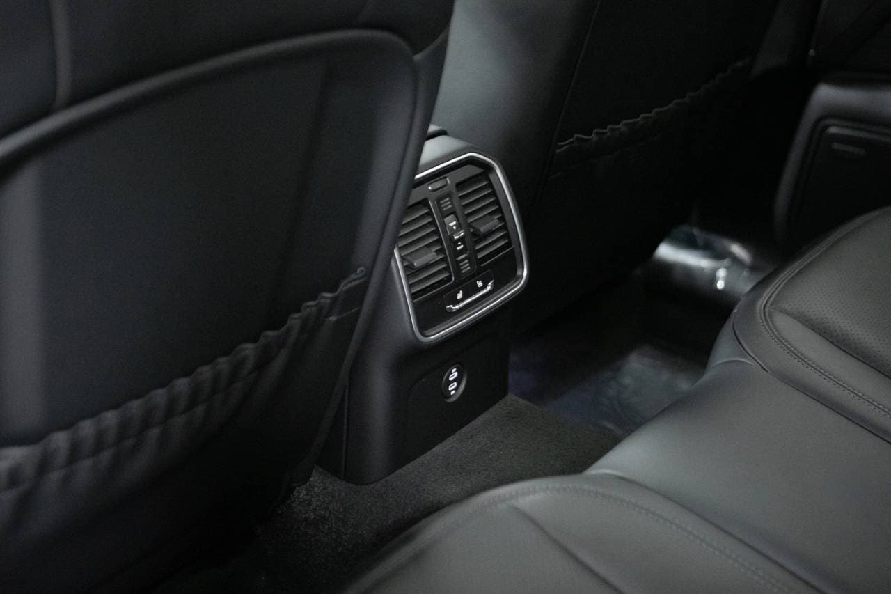 Thumbnail: 2026 Porsche Macan - 37