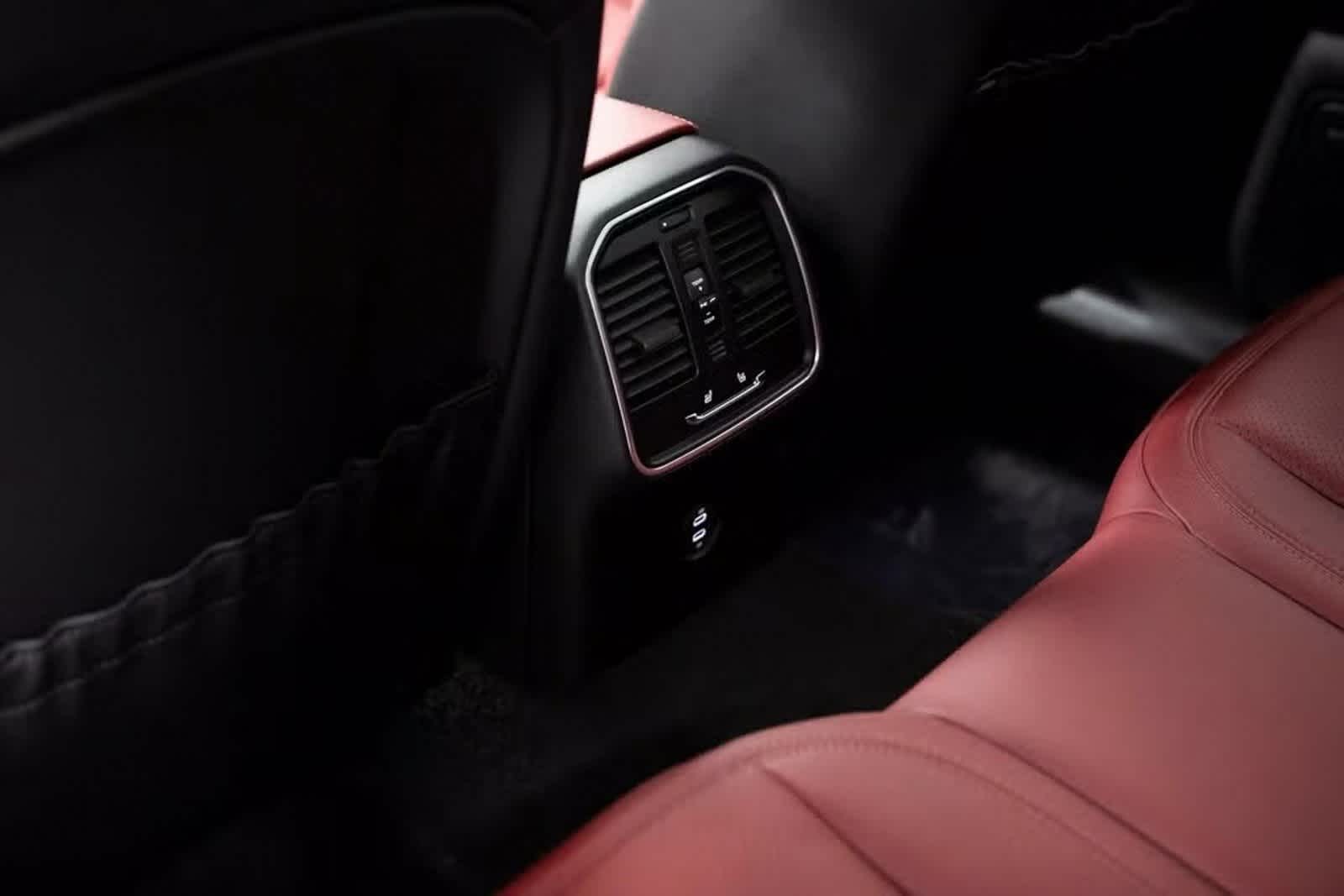 Thumbnail: 2025 Porsche Macan - 28