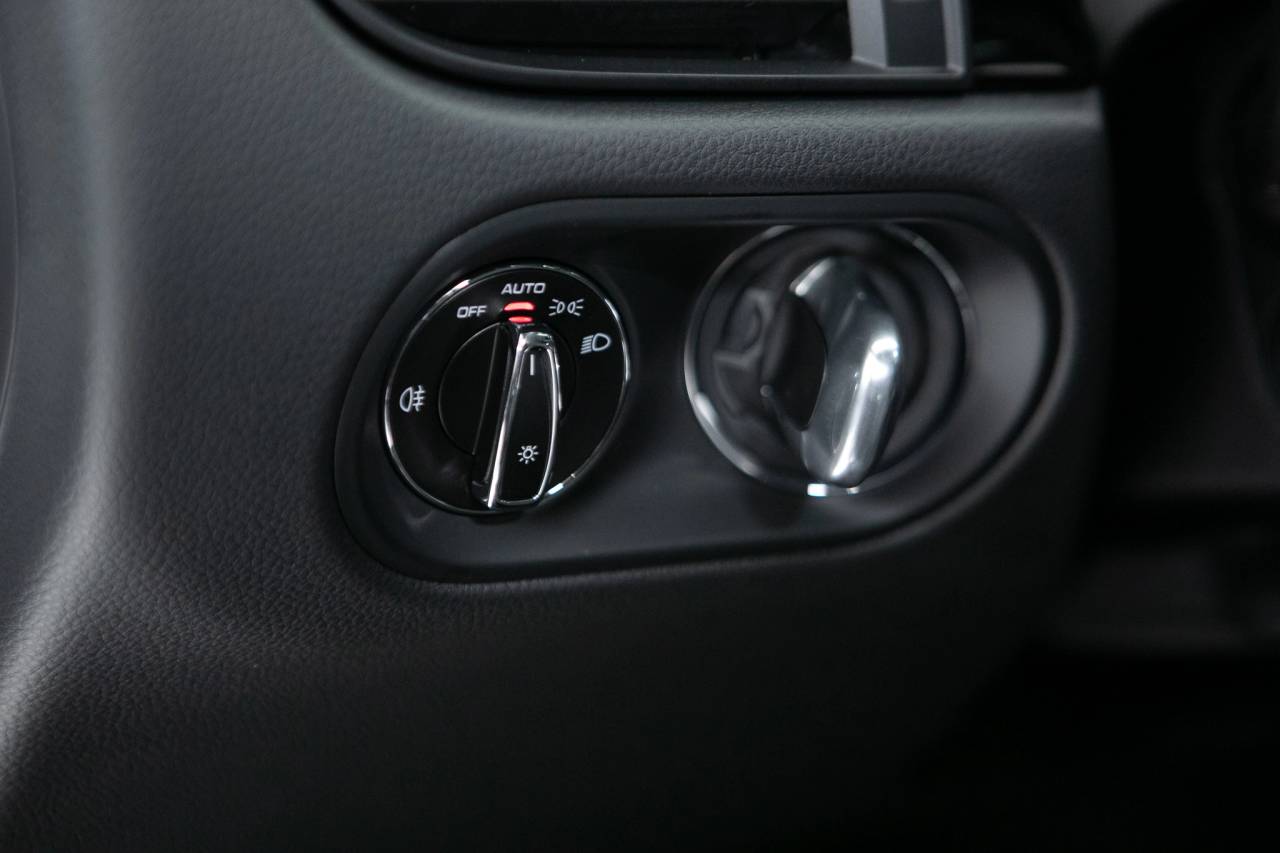 Thumbnail: 2026 Porsche Macan - 27