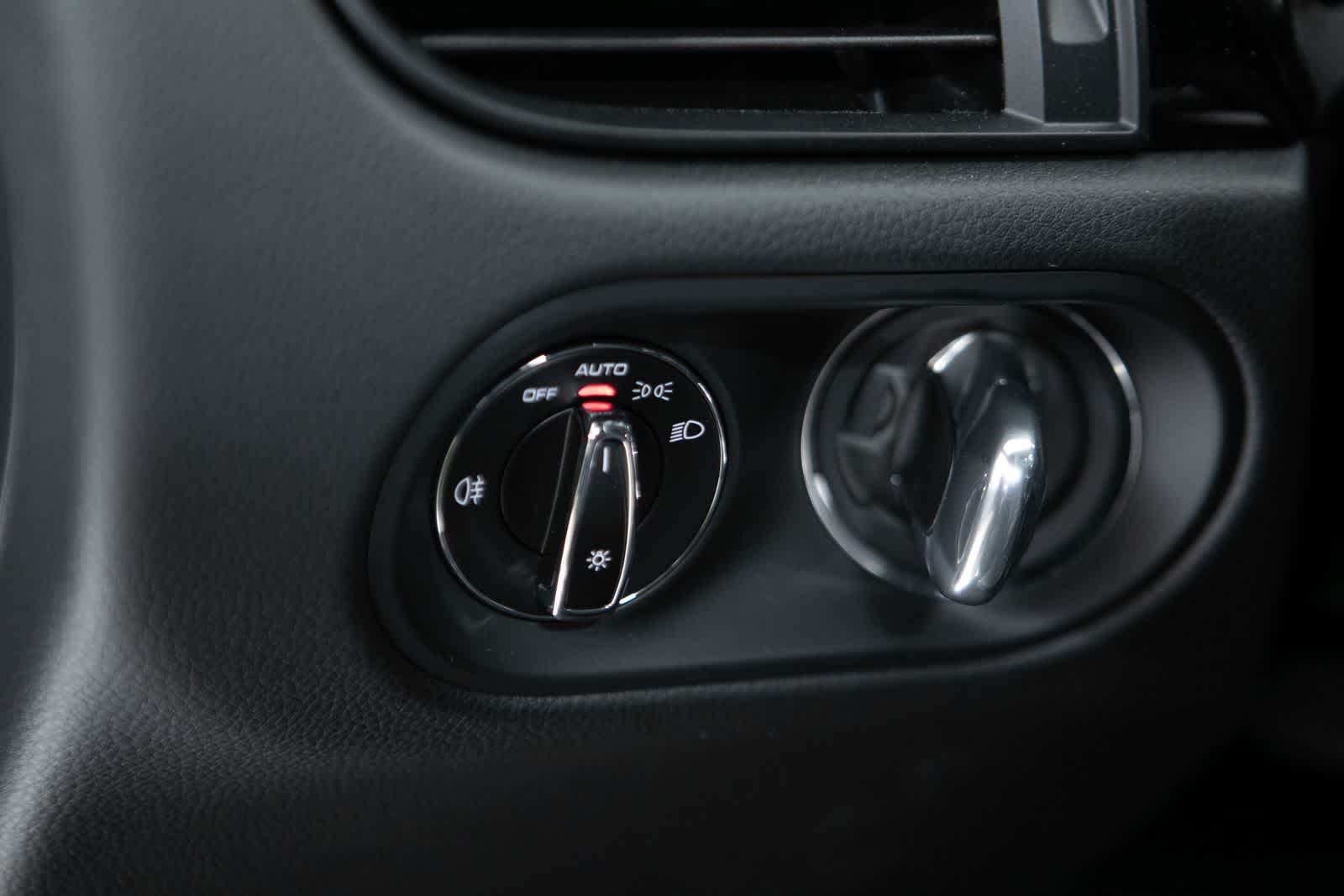 Thumbnail: 2026 Porsche Macan - 27