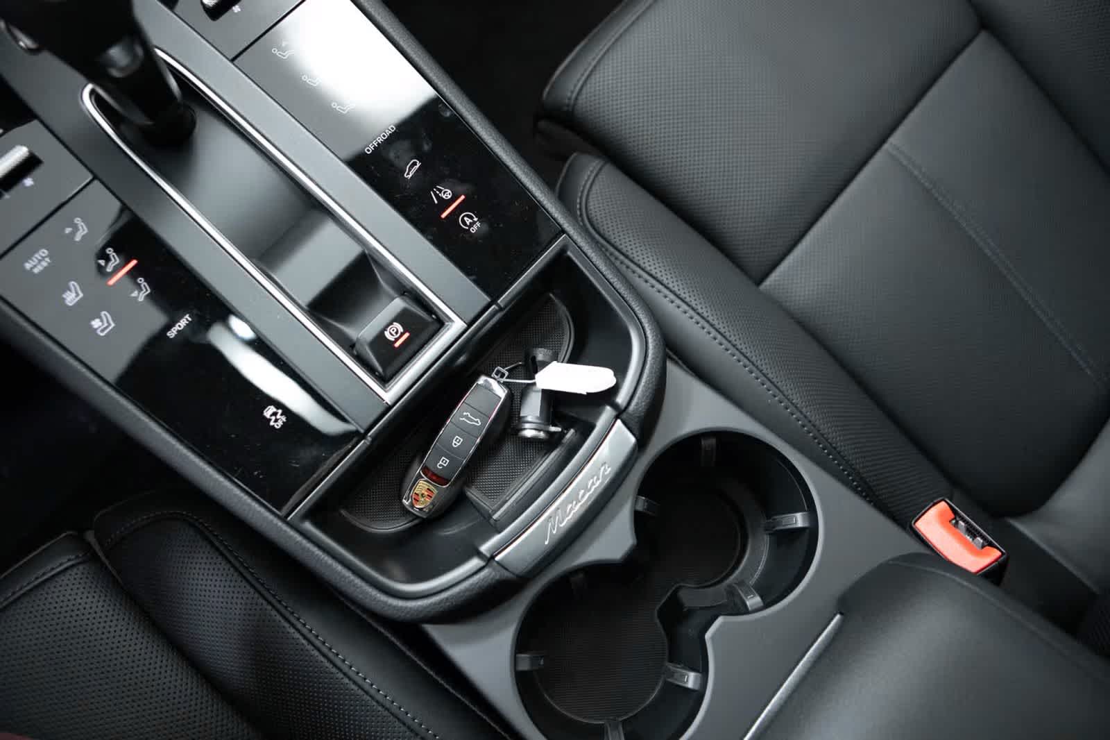 Thumbnail: 2026 Porsche Macan - 34
