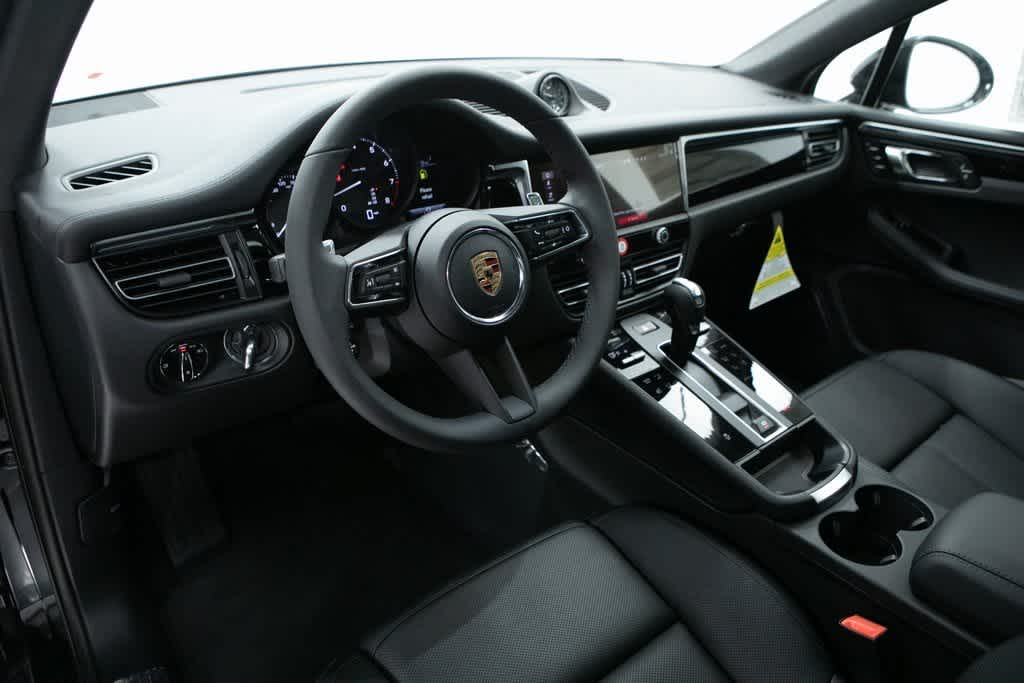 Thumbnail: 2025 Porsche Macan - 4