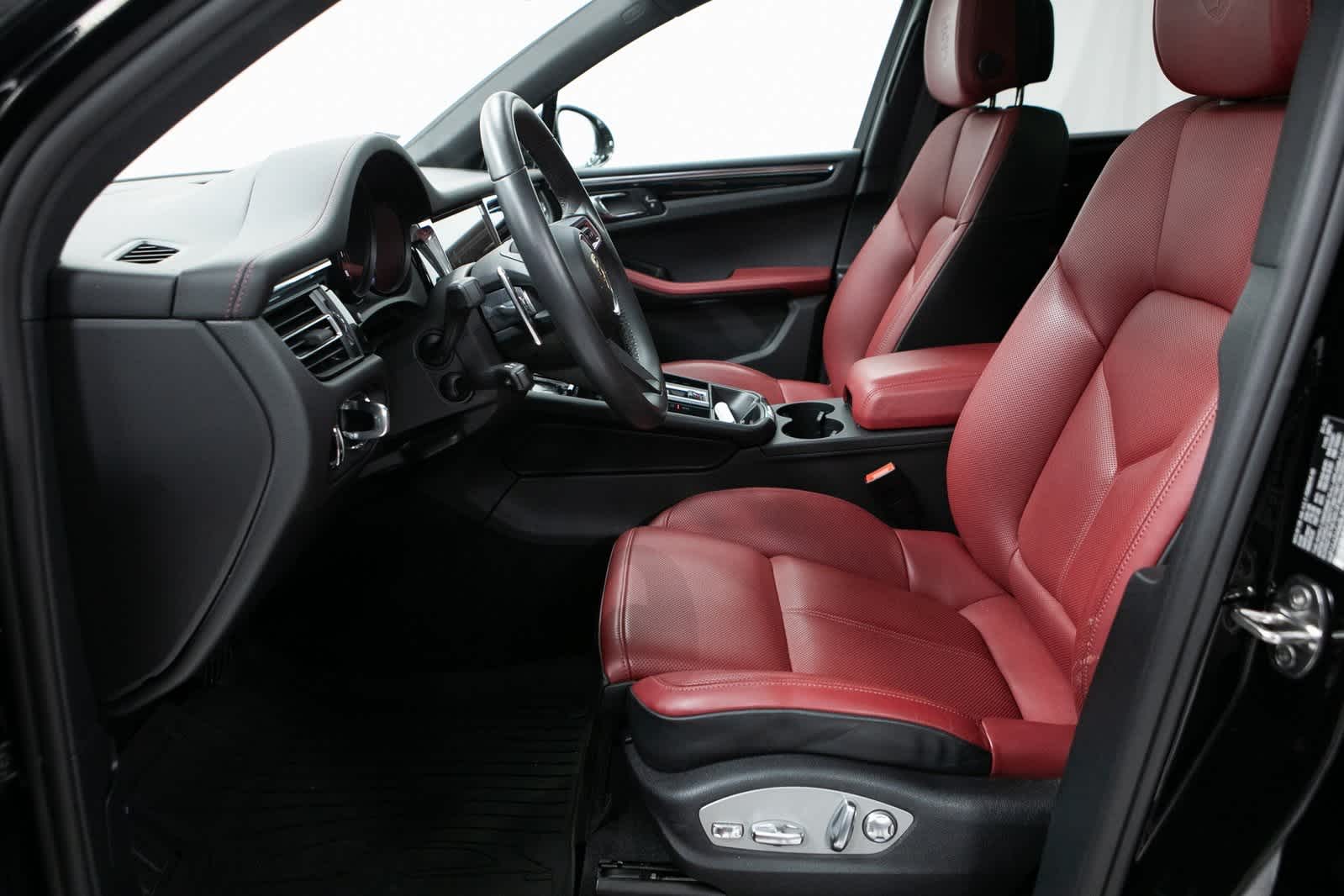 Thumbnail: 2025 Porsche Macan - 16