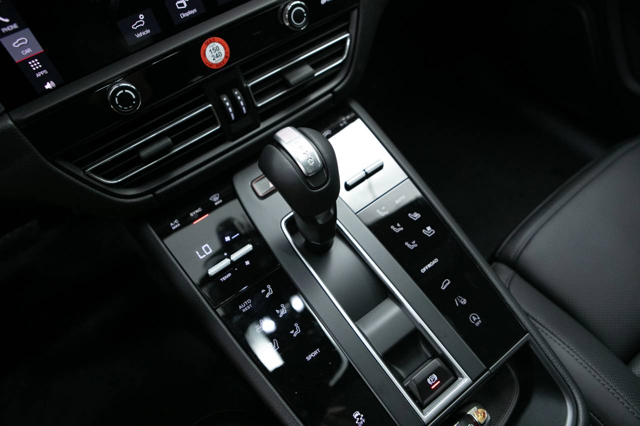 Thumbnail: 2026 Porsche Macan - 29