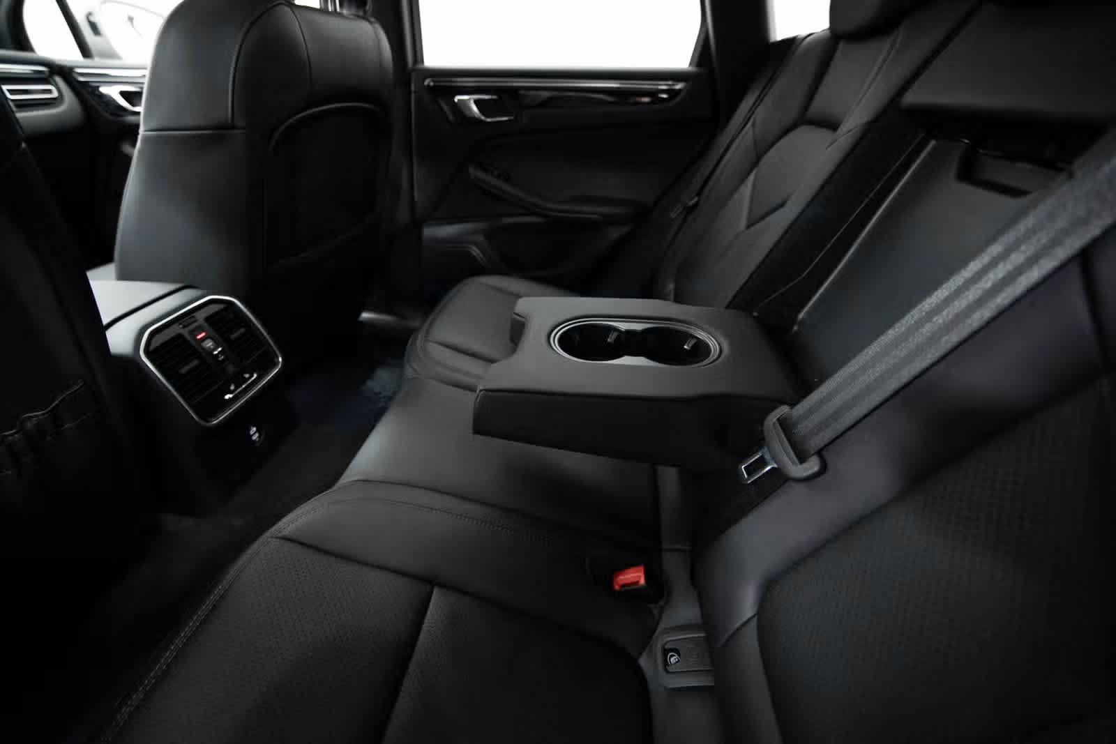 Thumbnail: 2025 Porsche Macan - 27