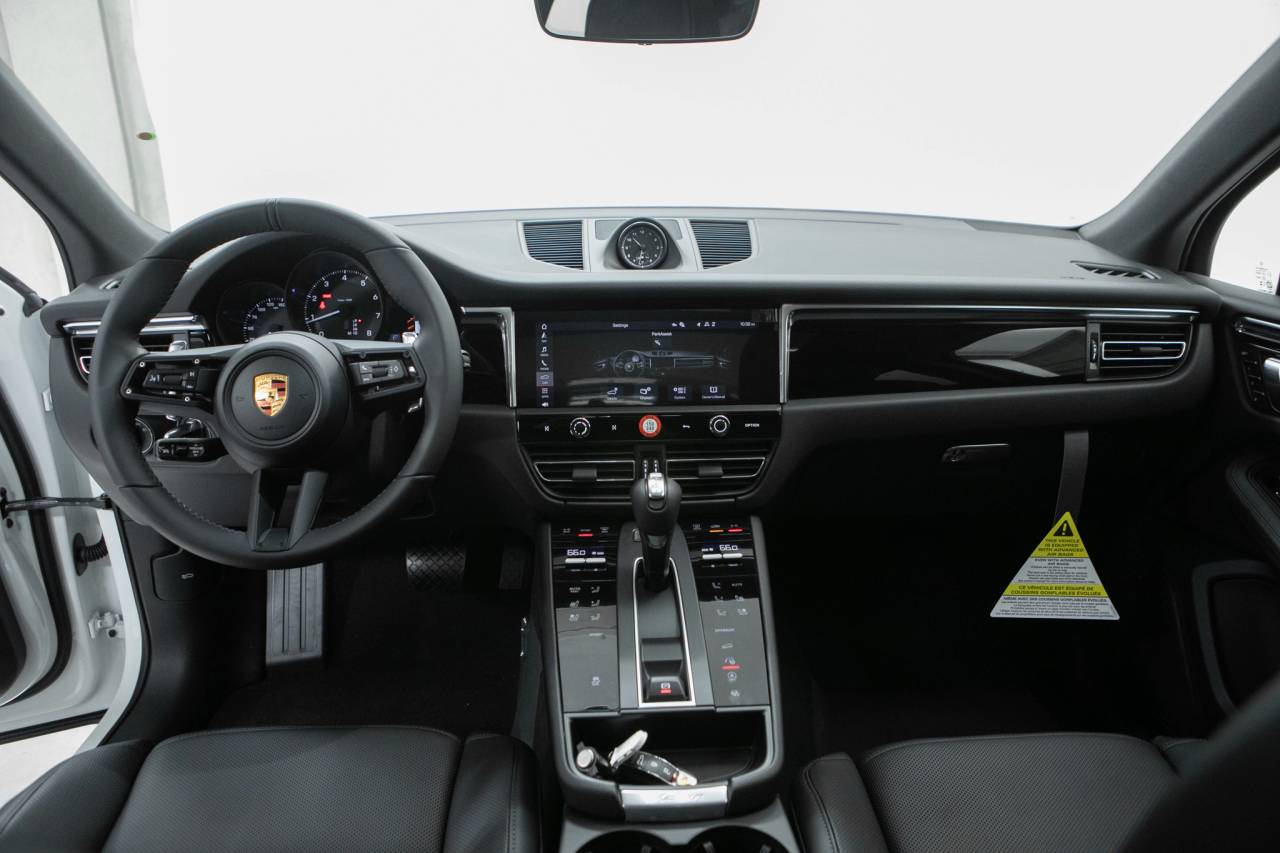 Thumbnail: 2026 Porsche Macan - 20