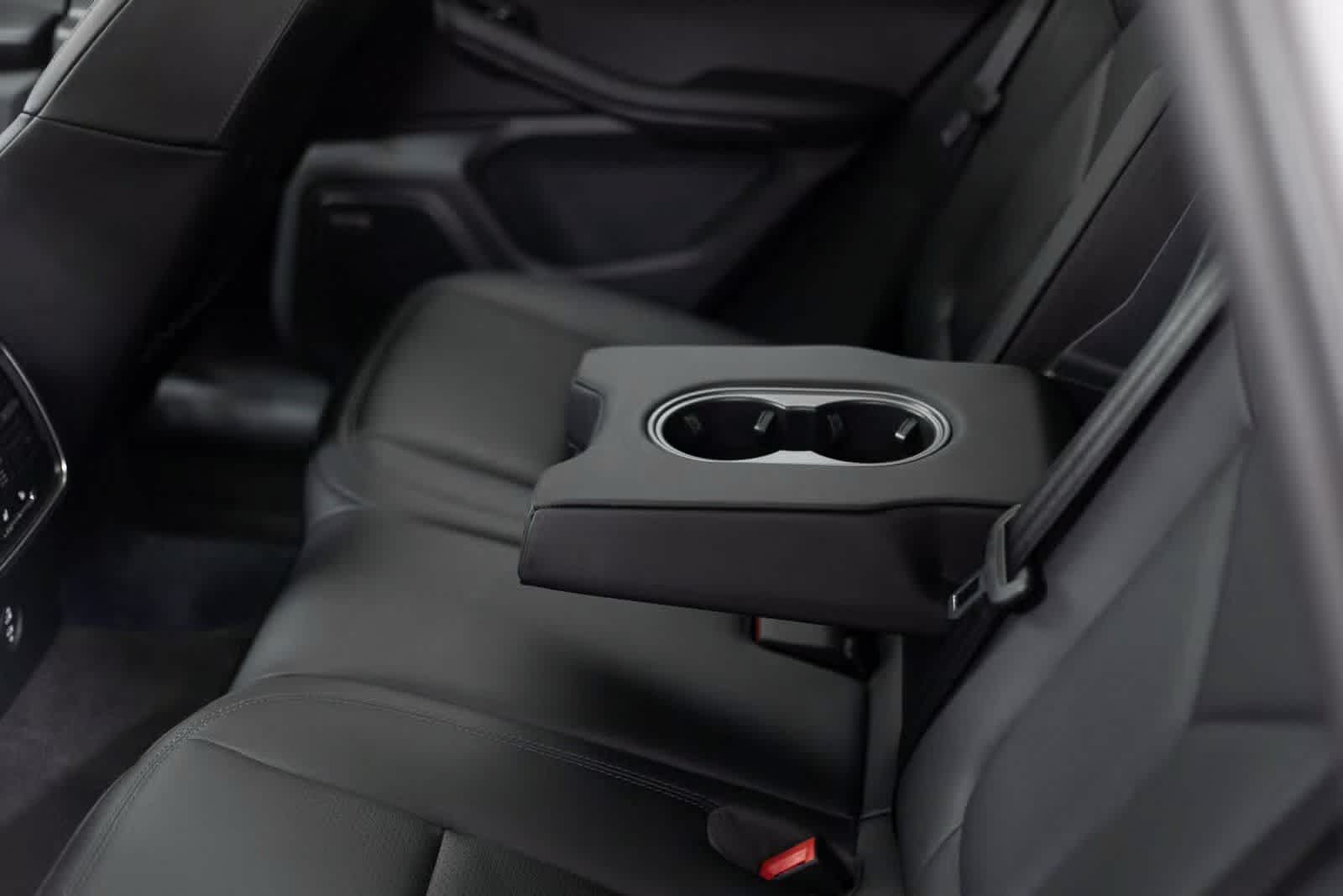 Thumbnail: 2025 Porsche Macan - 28