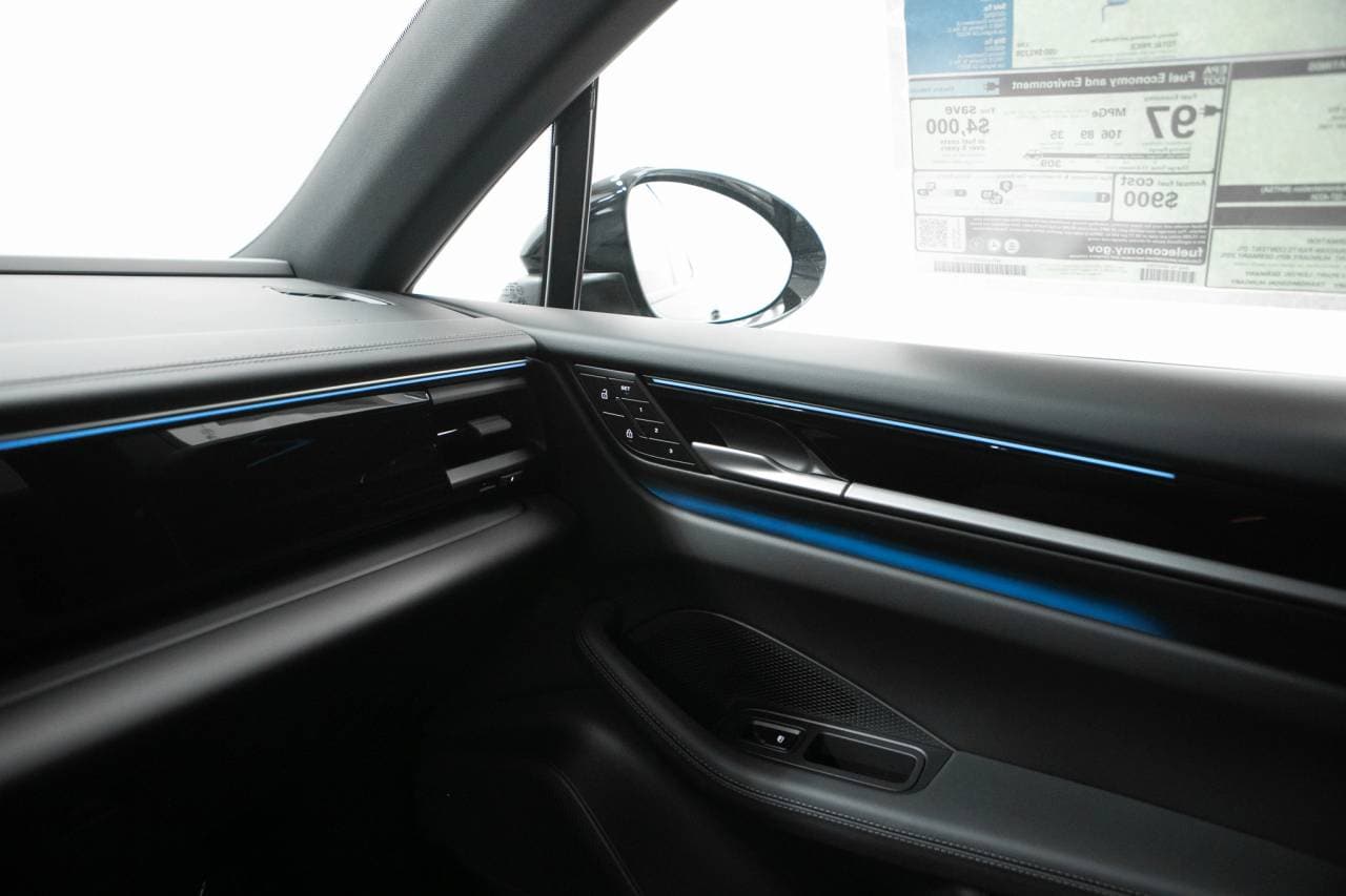 Thumbnail: 2026 Porsche Macan - 33