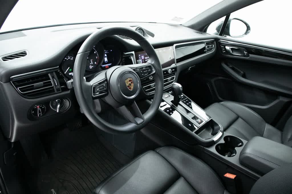 2025 Porsche Macan Base photo 4