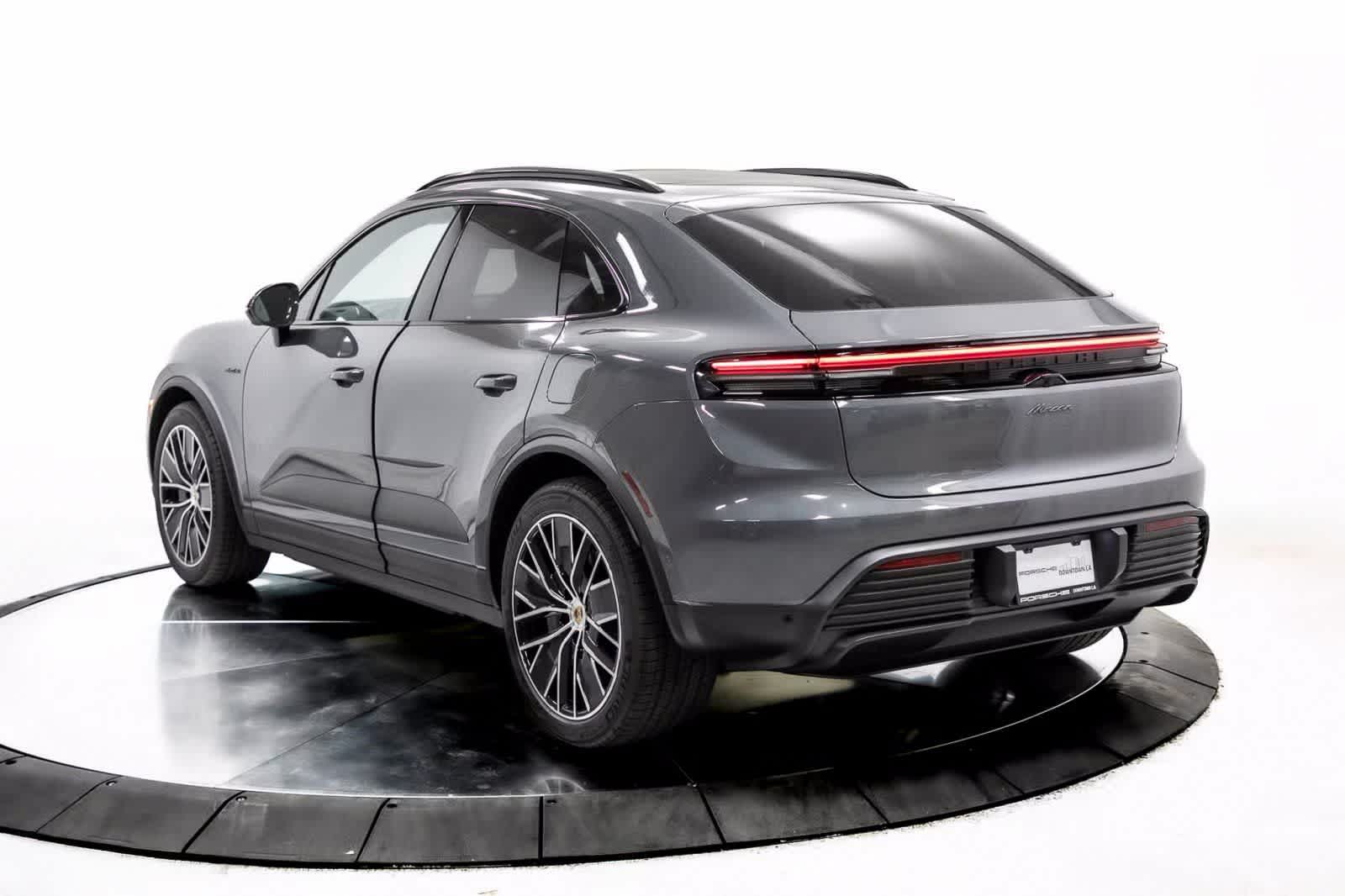 Thumbnail: 2025 Porsche Macan - 3