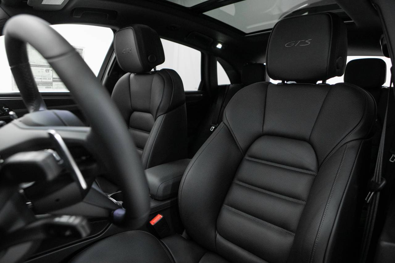 Thumbnail: 2026 Porsche Macan - 5