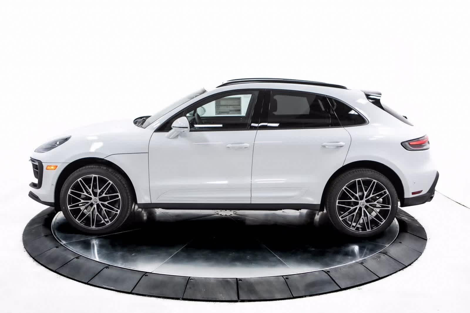 2025 Porsche Macan Base photo 2