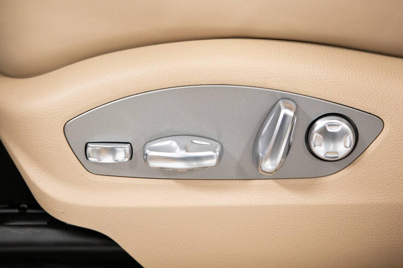 Thumbnail: 2026 Porsche Macan - 24