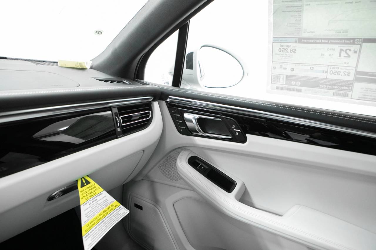 Thumbnail: 2026 Porsche Macan - 32