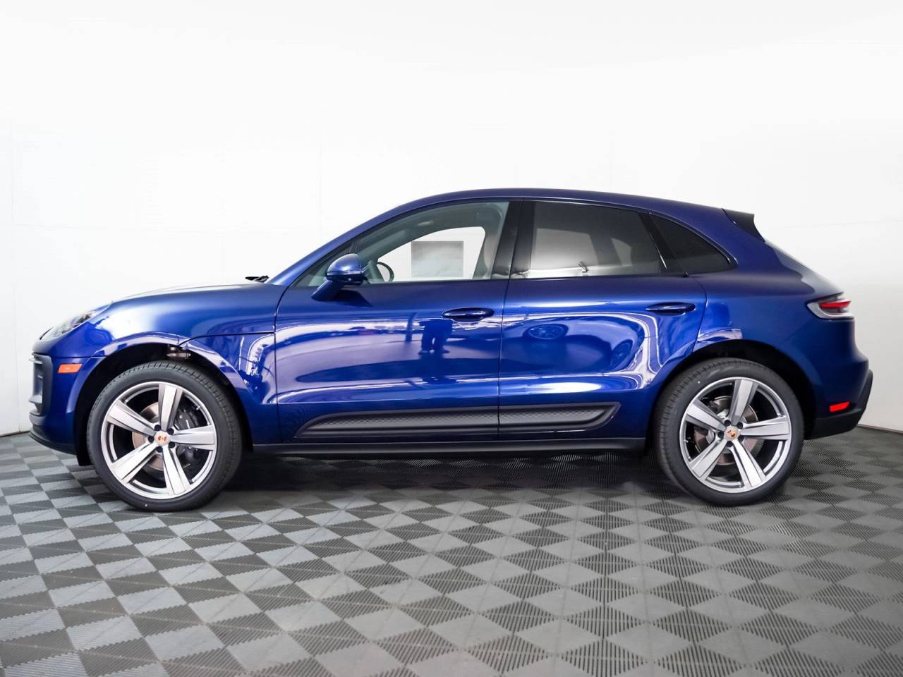 Thumbnail: 2025 Porsche Macan - 2